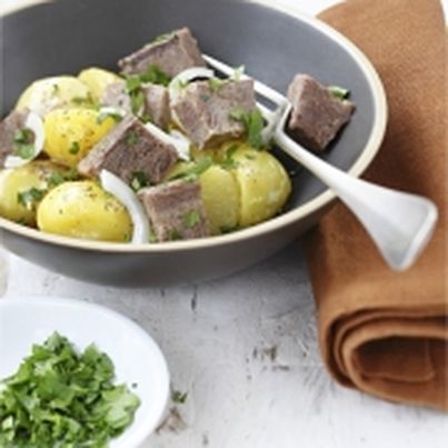 Salade de langue de bœuf, pommes de terre grenailles et sauce Caesar