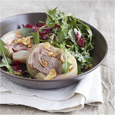 Salade de tête de veau tiède aux pissenlits et amandes grillées