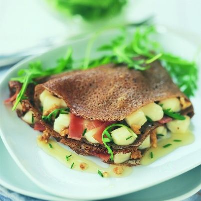 Galette de sarrasin au Pélardon, noix et jambon