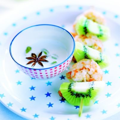 Gambas et kiwis en brochettes de citronnelle pochées au lait de coco parfumé