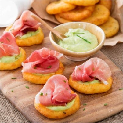Gâteaux de pommes de terre, mousse d'avocat et Jambon de Parme