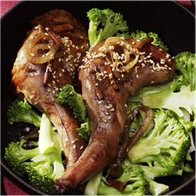 Gigolette de lapin laqué aux brocolis et oignons au sésame