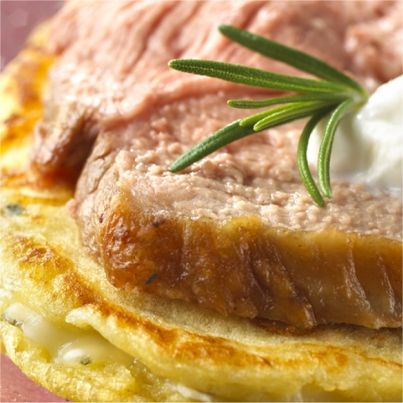 Gigot d'agneau, blinis au Roquefort et crème d'ail