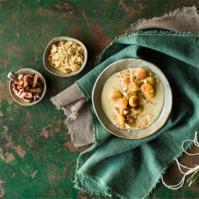 Gnocchi farcis à la Carbonara, avec une Sauce Oignons et Paprika Fumé, Crumble au Parmesan et Romarin