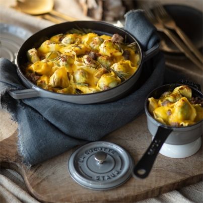 Gratin Savoureux de Tortelloni Ricotta Épinards, Saucisses, Romarin et Sauce Béchamel au Potiron