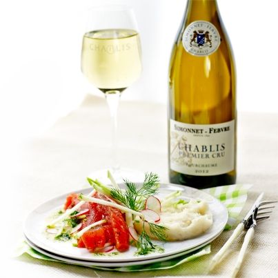 Gravlax de saumon, crème de cèleri rave au raifort, radis et pomme Granny Smith
