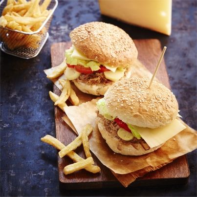 Hamburger à l'effiloché de confit de canard, pommes de terre grenaille et fromage Appenzeller
