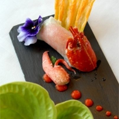 Fraicheur de homard bleu, fleur de courgette en tempura, jus de poivron grillé