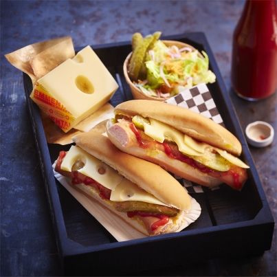 Hot dog à la saucisse de Francfort, moutarde douce, Emmentaler AOP suisse et cornichon malossol