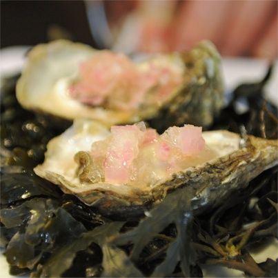 Huître sur lit de mousse crémeuse d'échalote traditionnelle et granité d'échalote traditionnelle