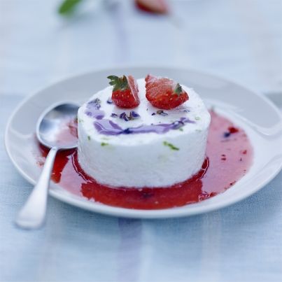 Ile flottante à la Fraise de France, citron vert et crème légère à la violette, coulis de fraise de France et vanille de Bourbon