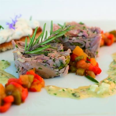 Jarret de veau comme une salade de museau, poivrons confits acidulés, pain aux herbes