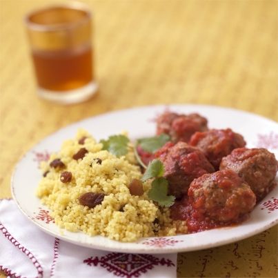 Keftas d'agneau à la tomate, semoule épicée aux raisins secs