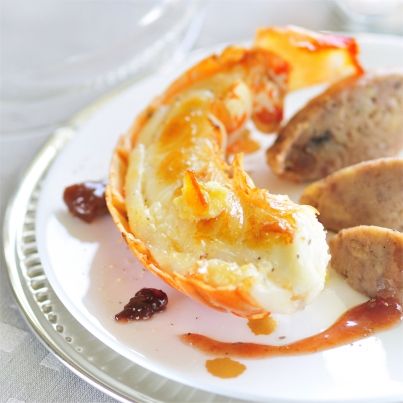 Langouste rôtie en carapace au beurre d'orange, marrons laqués à la confiture de quetsches Bonne Maman