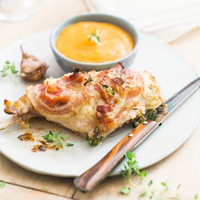 Lapin à la pancetta et farci au Saint-Marcellin, purée de potimarron