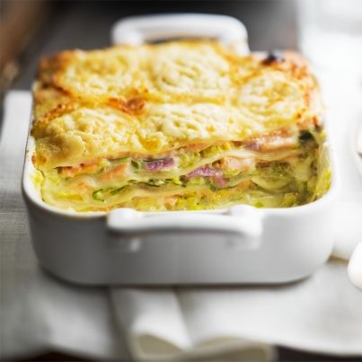 Lasagnes au saumon, poireaux, fromage de chèvre et allumettes