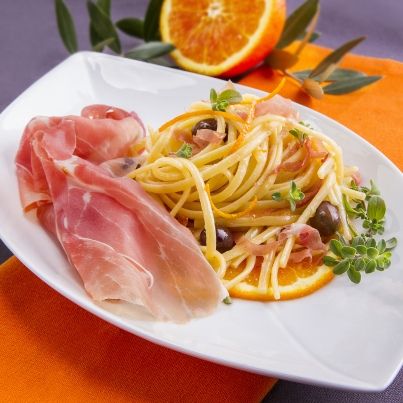 Linguine à l'orange, olives Cailletier et jambon de Parme