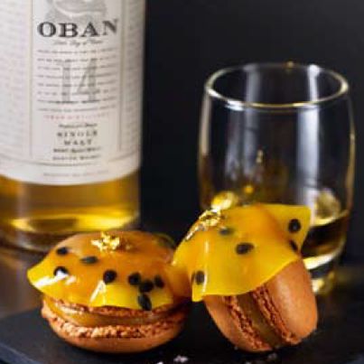 Macaron au beurre salé et gelée de fruits de la passion
