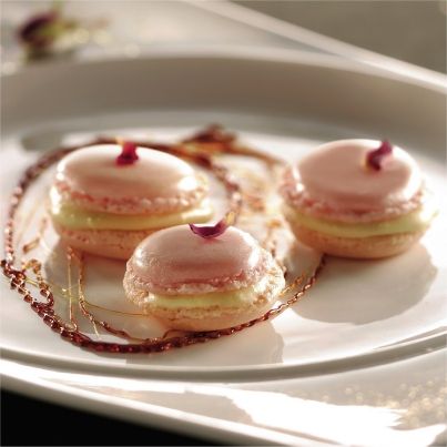 Macarons à la Rose et Crème de Lait