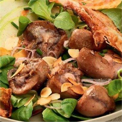 Salade de mâche au rognon de bœuf, lard grillé et lamelles de pomme