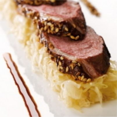 Magret de canard laqué sur lit de choucroute