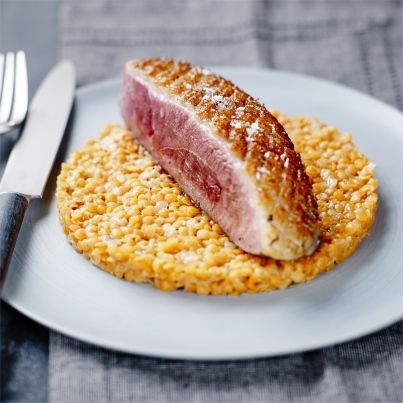 Magret de canard fermier des Landes fumé au foin, lentilles corail comme un risotto