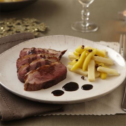 Magret de canard, sauce poivre de sichuan et balsamique, céleri et pomme glacée