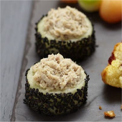 Makis de concombre et rillettes au sésame noir