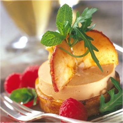 Médaillon de Foie Gras aux pommes sur blinis de blé noir, roquette et menthe fraîche sur vinaigrette framboises