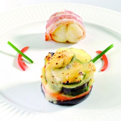 Médaillon de lotte lardé, fondue de poireaux et son tian de légumes au Saint-Nectaire