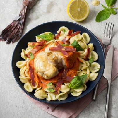Médaillons de lotte au poivron rouge, chorizo et orechiette