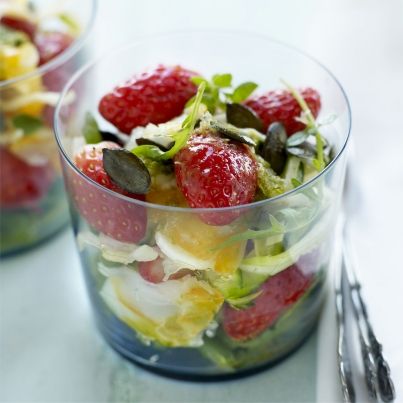 Méli-mélo de fraises de France, légumes et haddock, graines de courge grillées