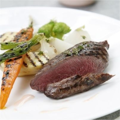 Merlan grillé aux petits légumes, crème d'ail rose