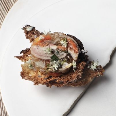 Mille-feuille de pieds de cochon et pain de campagne toasté