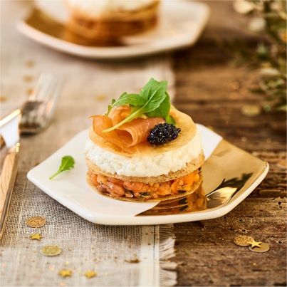 Mille-feuille de tartare de saumon et chèvre, œufs de lompe et roquette