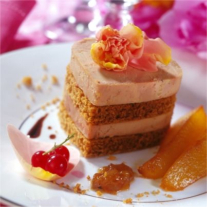 Le Millefeuille de Foie Gras au pain d'épices, poires caramélisées et confit d'oignons de Trebon au Madiran