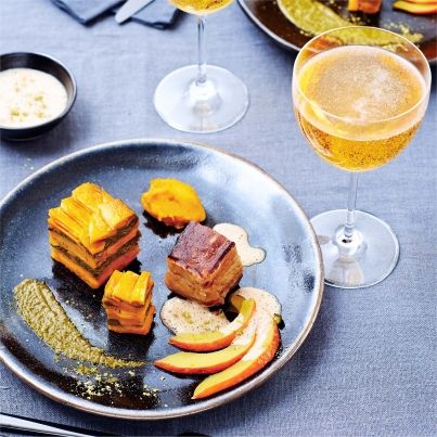 Millefeuille de potimarron à la pistache, poitrine de porc croustillante et émulsion au cidre
