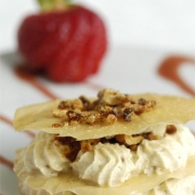 Millefeuille de Roquefort aux noix du Périgord caramélisées et son coulis de fraise basilic