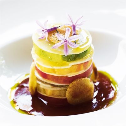 Millefeuilles de tomate et basilic à l'Emmentaler AOC suisse et son coulis de tomate