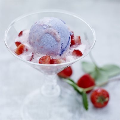 Minestrone de Fraises de France, glace violette, limonade citron vert et Mara des Bois