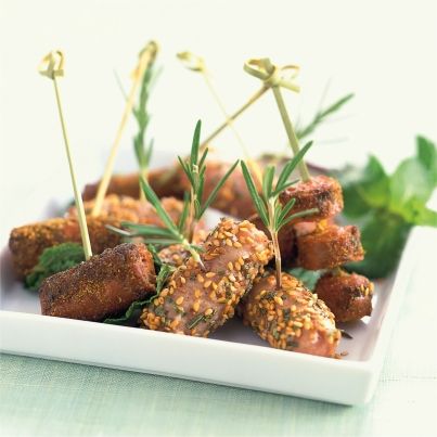 Mini-brochettes de saucisses au romarin et sésame