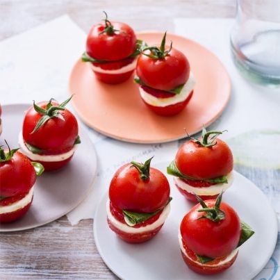 Mini-Burgers de Tomates Cocktail, Fraises, Basilic, Mozzarella Marinée