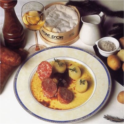Mont d'Or, saucisses de Morteau et pommes de terre gratinées