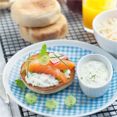 Muffins anglais au saumon et crème aux herbes