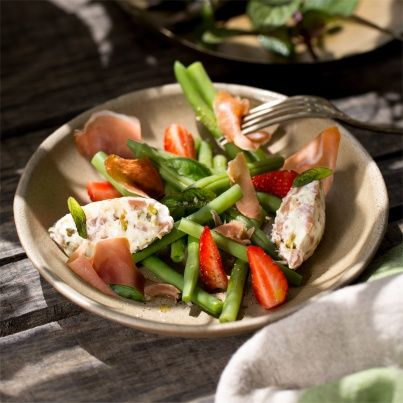 Nougat De Chèvre Au Jambon Consorcio Serrano Et Salade De Haricots Verts Aux Fraises Et Basilic-Menthe