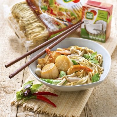 Nouilles sautées aux crevettes et Saint-Jacques, curry et lait de coco