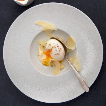 Œuf mollet bouillon amandine et crème de Comté