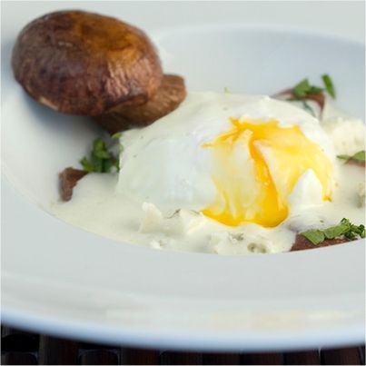 Œuf poché sur une poêlée de cèpes, mousse au Roquefort