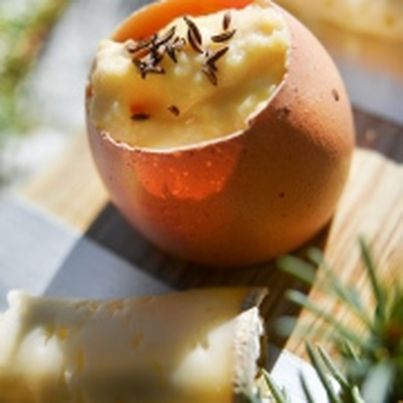 Œufs brouillés à la Tomme de Savoie et au carvi accompagnés de leurs mouillettes