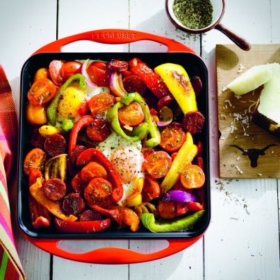 Œufs au chorizo, tomates cerise et manchego râpé